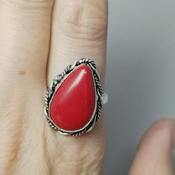 Vintage Bright Red Drop Shape Ring, Bezel Set Silver Tone Size 8 Band, Estate - Picture 9 of 9